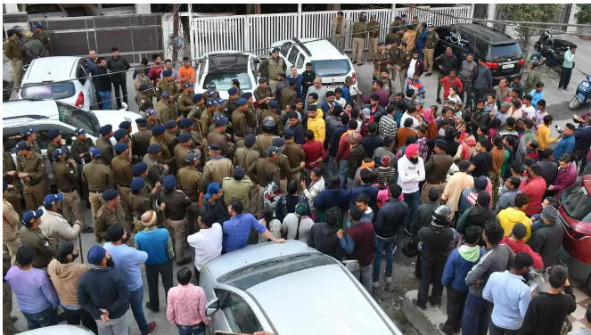 संदिग्ध परिस्थितियों में फ्लैट में काम करने वाली किशोरी की मौत, स्वजन ने लगाया दुष्कर्म के बाद हत्या का आरोप