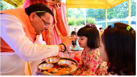 देवभूमि में घर-घर पूजी जा रहीं ‘देवियां’, मुख्‍यमंत्री धामी ने पत्‍नी संग किया पूजन