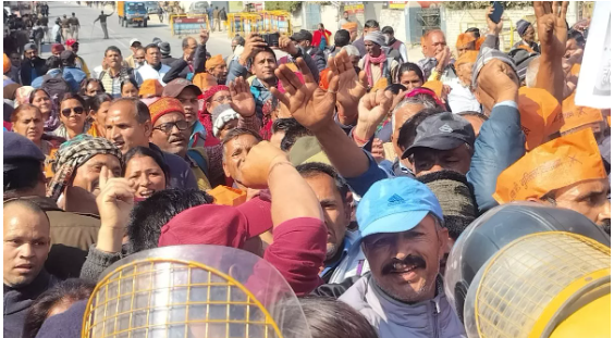 उत्तराखंड विधानसभा कूच के दौरान प्रदर्शनकारियों और पुलिस के बीच धक्का-मुक्की, इन मांगों को लेकर उठाई आवाज