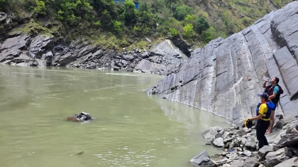 टिहरी गढ़वाल कार हादसा, अब तक 4 शव बरामद, 3 की तलाश जारी, राजस्थान से चारधाम यात्रा पर आए थे श्रद्धालु