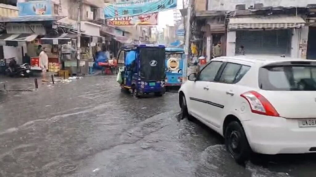 अचानक मौसम ने ली करवट, हरिद्वार में झमाझम बारिश से मिली गर्मी से निजात, जलभराव से लोग परेशान