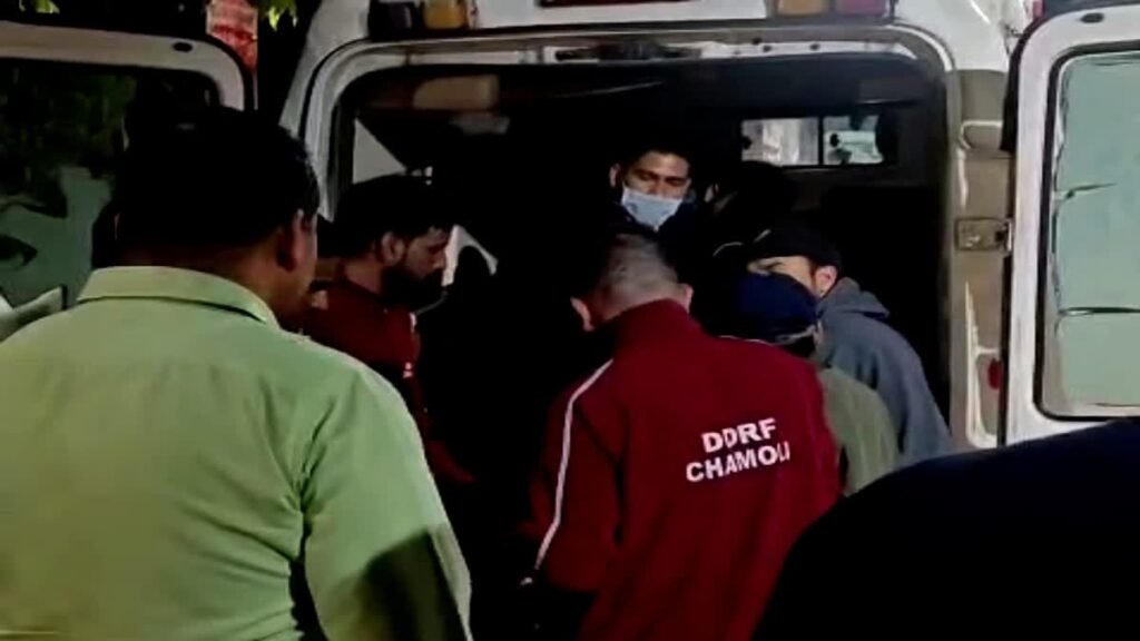 बदरीनाथ हाईवे पर बस पर गिरे विशालकाय बोल्डर, महिला तीर्थयात्री की मौत, दो घायल
