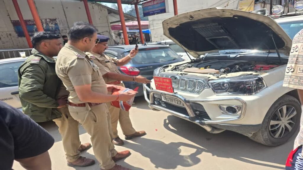 केदारनाथ यात्रा में फर्जी VIP बेनकाब, ‘बिहार सरकार’ लिखी स्कॉर्पियो पर चला पुलिस का डंडा, वाहन सीज