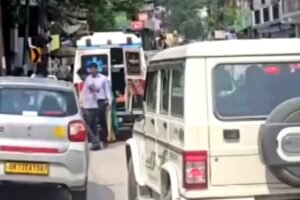 श्रीकोट बेस हॉस्पिटल के समीप बिना चालक के दौड़ पड़ी एंबुलेंस, 3 गाड़ियों को मारी टक्कर