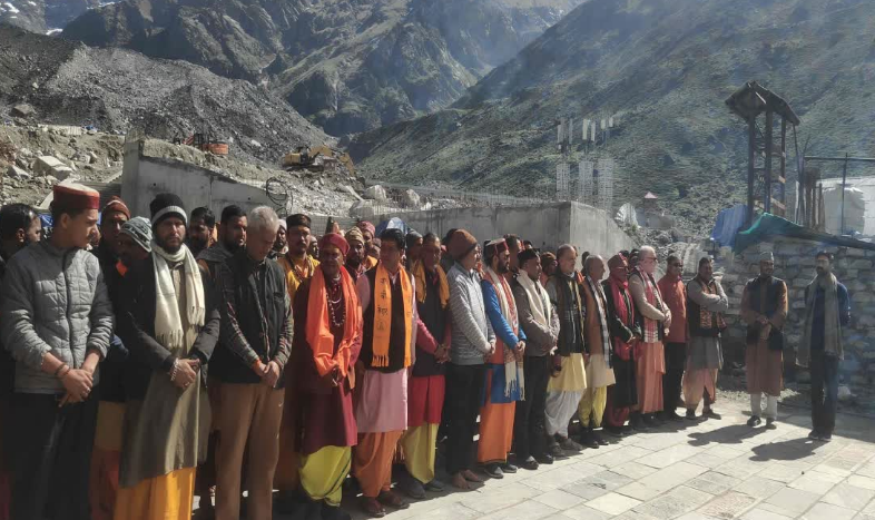 केदारनाथ आपदा की 13वीं बरसी पर धाम में हुई विशेष प्रार्थना, मौन रखकर दिवंगतों को दी श्रद्धांजलि