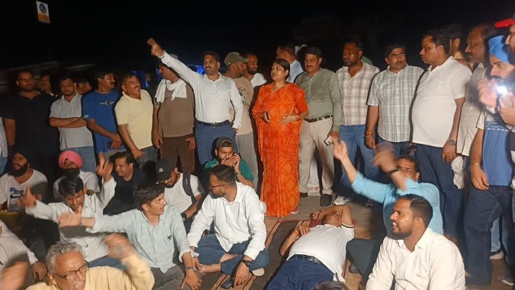 किच्छा में हाई-वोल्टेज ड्रामा: खान फार्म पर कब्जे को लेकर आमने-सामने सायरा वाड्रा और नसरीन सांगा, देर रात तक चला विधायक का धरना