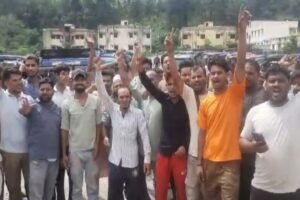 रामनगर में 300 ई-रिक्शा चालक सड़कों पर उतरे, एप से वाहनों को रोककर अवैध वसूली का लगाया आरोप