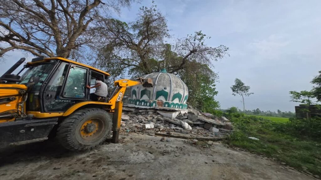 जसपुर में सरकारी जमीन पर बनी अवैध पर चला बुलडोजर, नोटिस के बाद की कार्रवाई