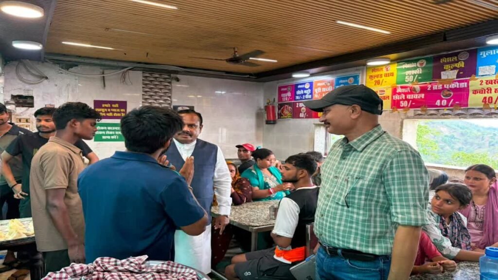 चंडी देवी मंदिर परिसर में गंदगी देख भड़के दर्जामंत्री, अधिकारियों को मुकदमा दर्ज कराने की दी चेतावनी