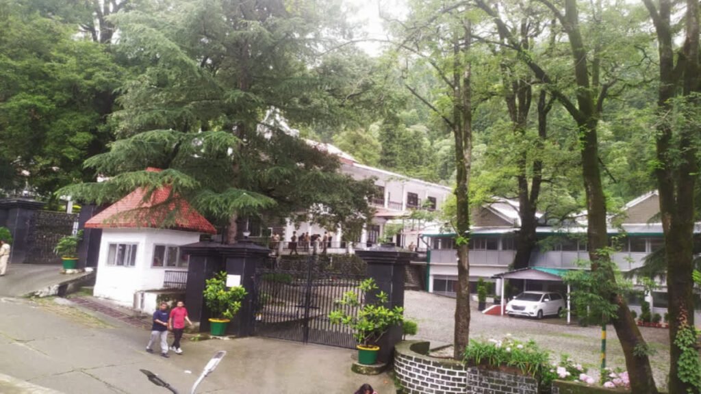 देहरादून में बोर्ड लगा था ‘इस कब्रिस्तान में बाहरी शव दफन नहीं होंगे’, हाईकोर्ट ने तत्काल हटाने का दिया आदेश