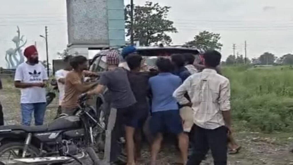 गाय के मालिकाना हक को लेकर दो पक्षों में खूनी संघर्ष, जमकर चले लाठी-डंडे और पत्थर, पुलिस ने संभाला मोर्चा