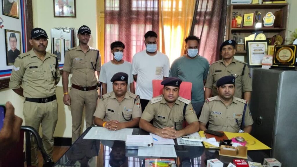 खटीमा में मारपीट और फायरिंग मामले में 3 आरोपी गिरफ्तार, तमंचा और जिंदा कारतूस किया बरामद