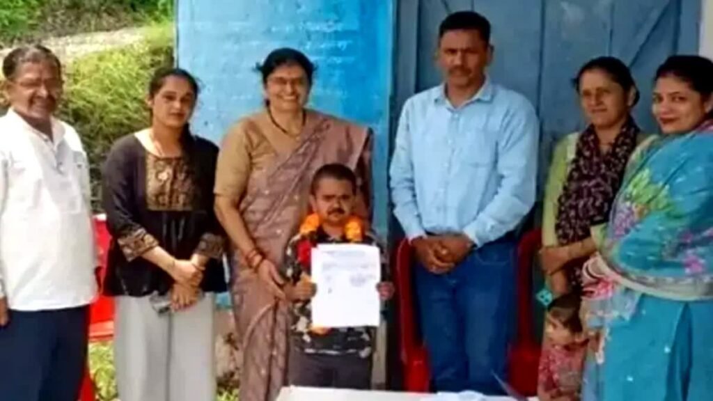 पिथौरागढ़ के बस्तड़ी गांव में कद नहीं, किरदार की हुई जीत, 3 फीट के चन्नू बने निर्विरोध उपप्रधान