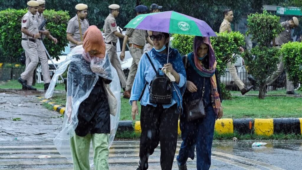 IMD का पुर्वानुमान: देश में मॉनसून सक्रिय, इन राज्यों भारी बारिश के आसार, जानें आज का मौसम