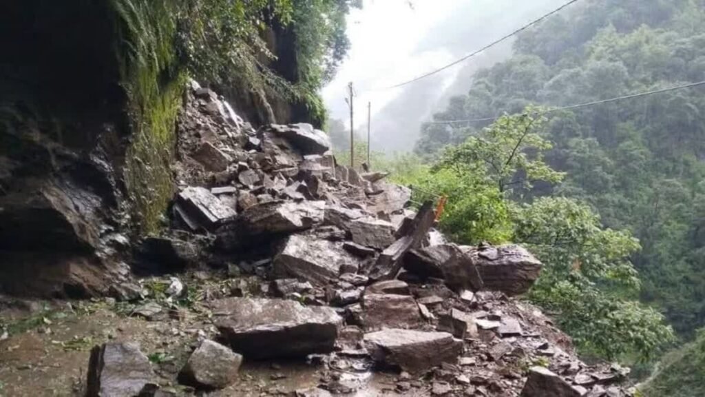 केदारनाथ यात्रा पर बारिश ने लगाया ब्रेक, पैदल मार्ग पर गिरा मलबा और बोल्डर, सभी यात्री सुरक्षित