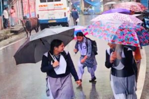 उत्तराखंड में भारी बारिश का अलर्ट, इन जिलों में आज बंद रहेंगे स्कूल