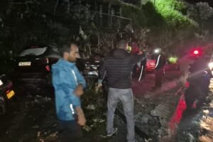 बारिश: उत्तराखंड पर अगले 48 घंटे भारी, मसूरी में 100 साल पुराना पेड़ गिरा, उत्तरकाशी में भी आफत, कई जिलों में स्कूलों की छुट्टी