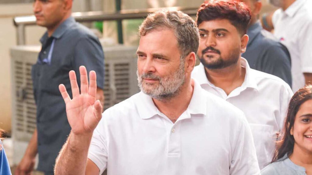 पैलेट गन पीड़ित को लेकर थाने पहुंचे राहुल गांधी