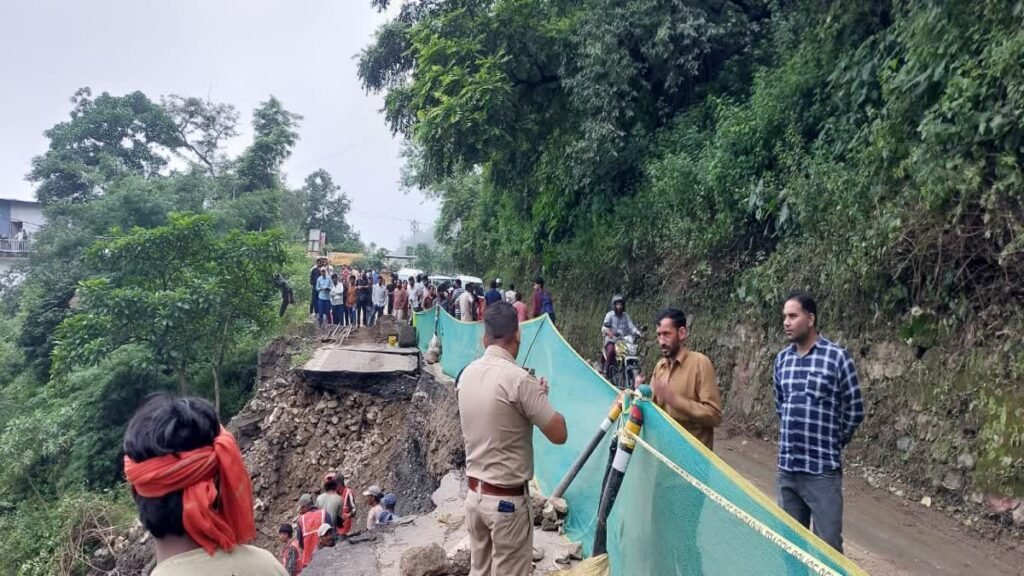 मसूरी-देहरादून मार्ग भूस्खलन से बाधित, वाहनों की लगी लंबी कतारें