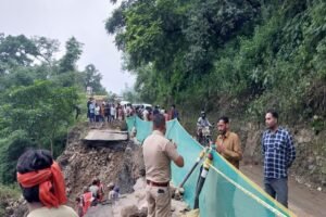 मसूरी-देहरादून मार्ग भूस्खलन से बाधित, वाहनों की लगी लंबी कतारें