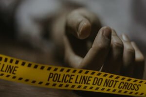 बेटे ने पड़ोसी को बताया मां सुबह से उठी नहीं है, पति बेरहमी से हत्या कर हुआ फरार, तलाश जारी