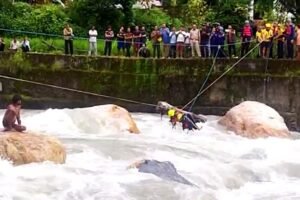 नहाने समय मजदूर उफनते नदी के तेज बहाव में बहकर टापू पर फंसा, SDRF ने किया रेस्क्यू