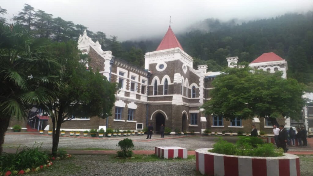 हाईकोर्ट से वन विभाग के दो सबसे बड़े अफसरों को अवमानना नोटिस, जानें क्या है ‘समान कार्य समान वेतन’ का मामला