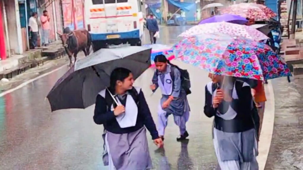 उत्तराखंड में बारिश का अलर्ट, आज इन जिलों में बंद रहेंगे स्कूल, क्लिक कर जानिए