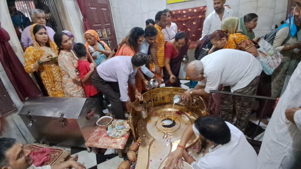 सावन का पहला सोमवार, दक्षेश्वर महादेव मंदिर में उमड़ी श्रद्धालुओं की भीड़, सावन में यहीं विराजते हैं भगवान शिव