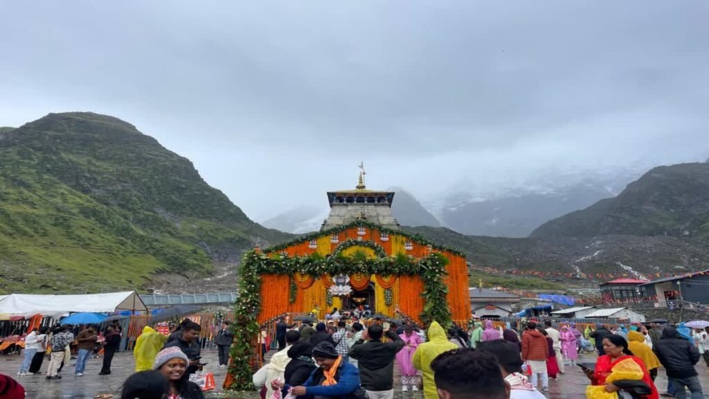 धुंध की चादर में लिपटी केदारनगरी का मनमोहक नजारा, फूलों से सज रहा बाबा का दरबार
