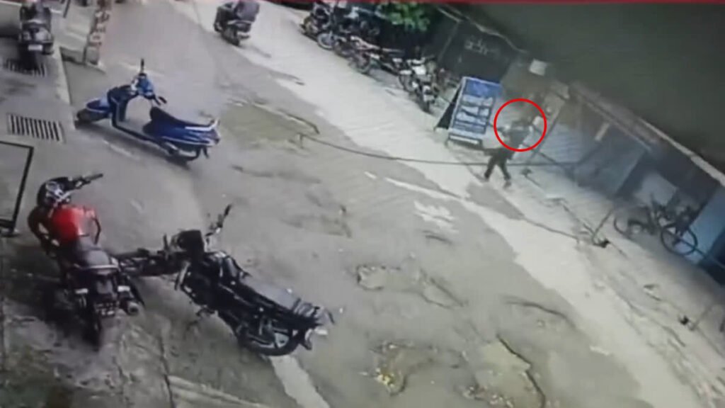 दादी के साथ खेल रही थीं 11 महीने की जुड़वां बच्चियां, एक अचानक हो गई गायब, जानें फिर क्या हुआ