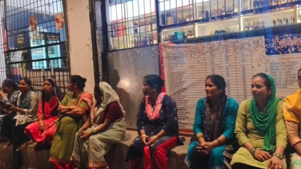 बदरीनाथ एनएच के शराब ठेके पर खूनी विवाद, स्थानीय निवासी पर जानलेवा हमला, धरने पर बैठीं महिलाएं