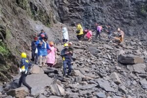 चीरबासा में खतरनाक बना केदारनाथ पैदल मार्ग, जवानों की निगरानी में सुरक्षित निकाले जा रहे यात्री