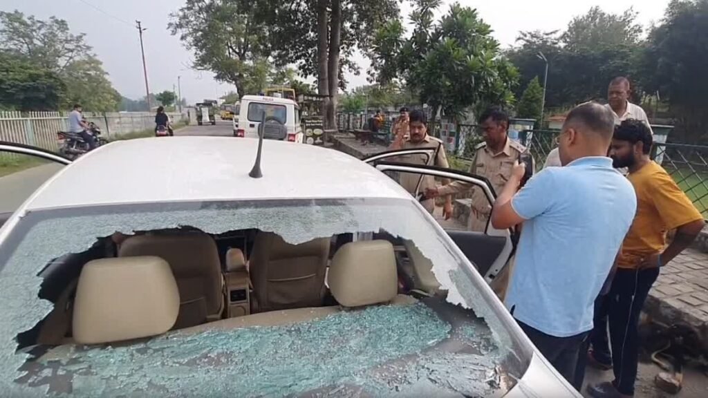 रामनगर में कार सवार युवक पर जानलेवा हमला, ईंट-पत्थरों से किया वार, खून से सनी मिली कार