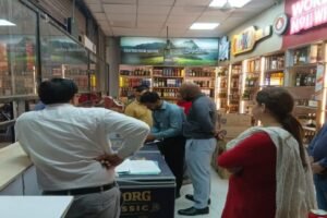 देहरादून में शराब की दुकानों पर देर रात ताबड़तोड़ छापेमारी, ओवररेटिंग समेत कई अनियमितताएं मिलीं