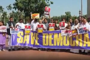 I.N.D.I.A. Bloc Protest: CEC के खिलाफ I.N.D.I.A. का हल्ला बोल, धरने पर बैठे राहुल-प्रियंका