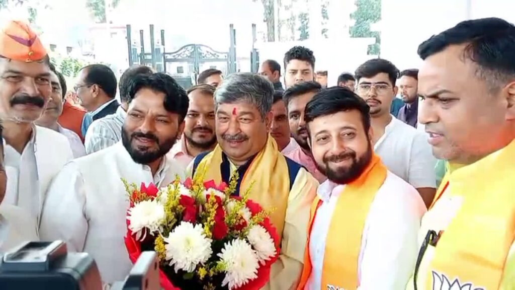 उत्तराखंड BJP राज्यसभा प्रत्याशी दिनेश आर्य ने किया नामांकन, सीएम धामी, महेंद्र भट्ट समेत विधायक रहे मौजूद