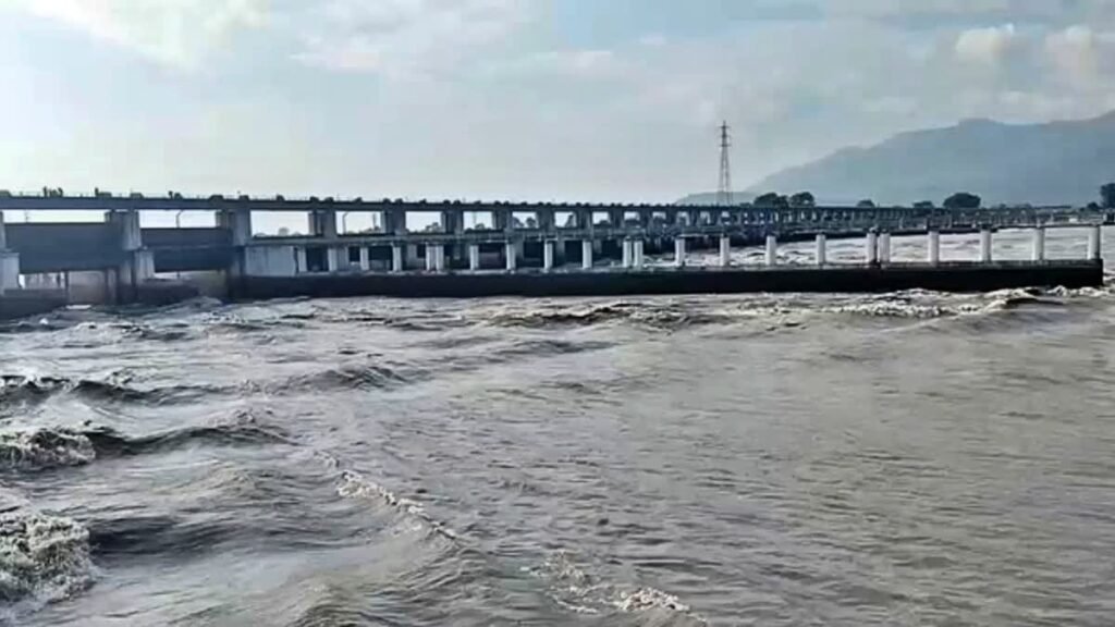 बिहार की ओर बढ़ रहा नेपाल का जलजला, रातभर चली गश्ती, लोगों को अलर्ट रहने के निर्देश