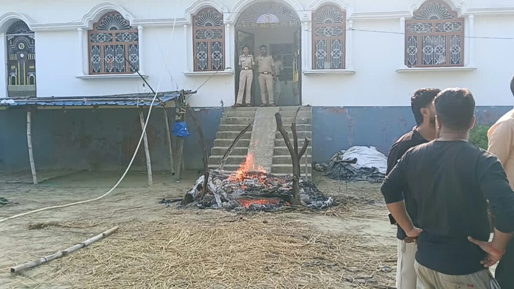 ‘साबुन देने के बहाने मर्डर’ इलाके में तनाव, गोपालगंज में आरोपी के घर के सामने ही जला दी छात्रा की चिता