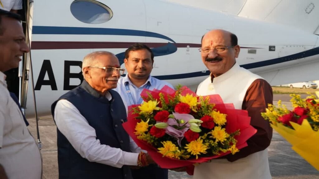 राज्यपाल डॉ. ढाल सिंह बिसेन ने ली शपथ, मुख्य न्यायाधीश ने दिलाई ओथ