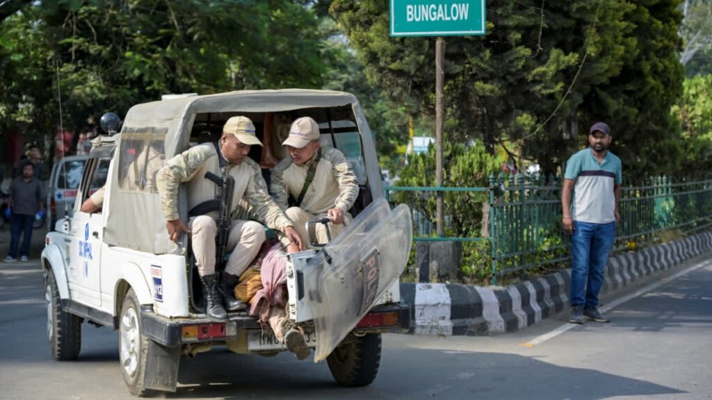 मणिपुर में हिंसा: उग्रवादियों ने तीन मैतेई लोगों की हत्या की, CM बंगले के बाहर प्रदर्शन