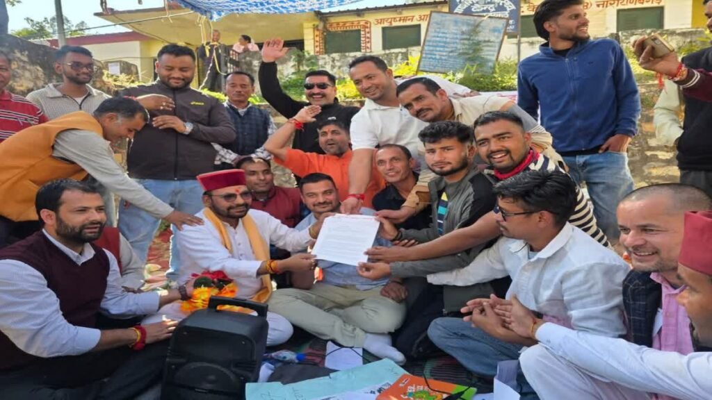 PHC की दुर्दशा पर स्थानीय लोगों ने खोला मोर्चा, विधायक के आश्वासन पर माने आंदोलनकारी, धरना स्थगित